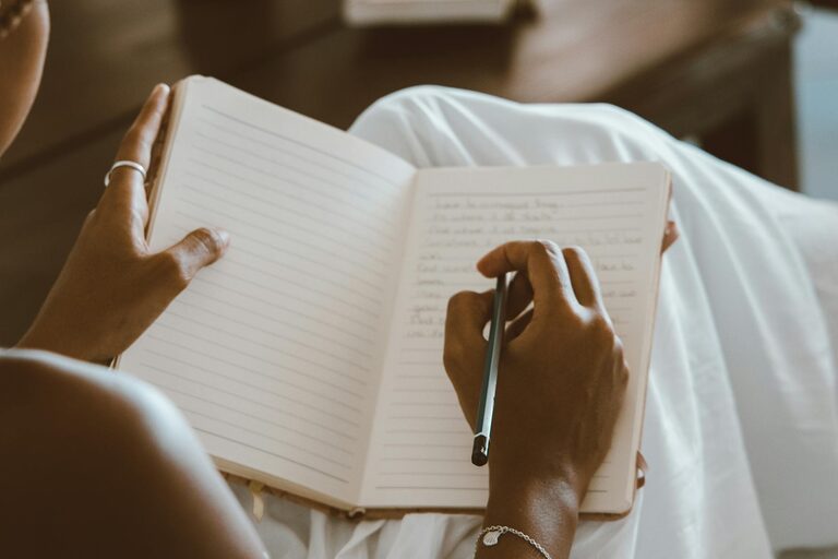 Beginner Guide to Journaling Every Day for a Happier Mindset
